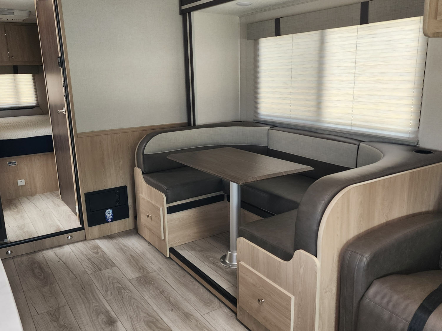 2025 COACHMEN LEPRECHAUN 319MB - Image 6